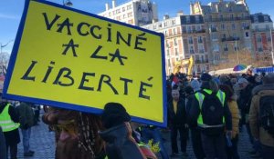 Plusieurs centaine de "gilets jaunes" manifestent à Paris