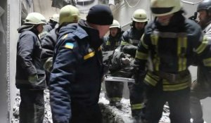 Ukraine: les secouristes de Kharkiv évacuent des victimes des bombardements