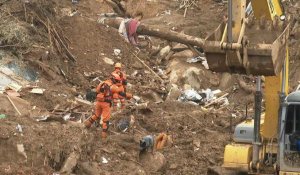 Brésil: reprise des fouilles quatre jours après des inondations catastrophiques (2)