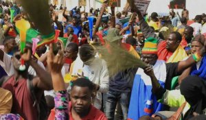 Mali: des manifestants célébrent le départ annoncé des soldats français