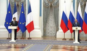 Vladimir Poutine et Emmanuel Macron tiennent une conférence de presse à Moscou