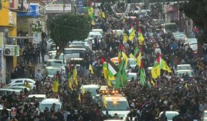 Des personnes assistent aux funérailles des Palestiniens tués dans un raid israélien