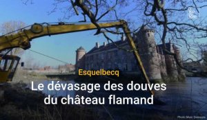 Le dévasage des douves du château d'Esquelbecq est en cours