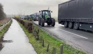 Un convoi d'une centaine de tracteurs sur l'autoroute A25