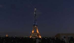 Paris: la Tour Eiffel s’illumine aux couleurs de l’Ukraine