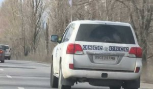 Images d'un convoi de l'OSCE sur une route en Ukraine