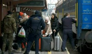 Un train de réfugiés ukrainiens fuyant Kiev arrive en Pologne