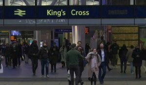 Images devant une gare londonienne à la levée de l'obligation du port du masque dans les transports