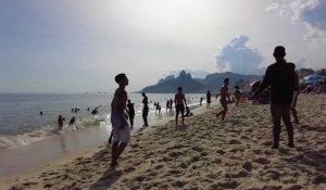 Covid-19: à Rio, on profite de la plage dans un contexte de poussée des contaminations