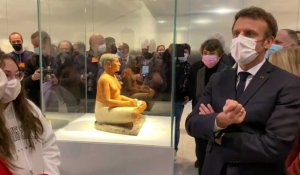 Des collégiens de Liévin présentent à Emmanuel Macron le « Scribe » du Louvre