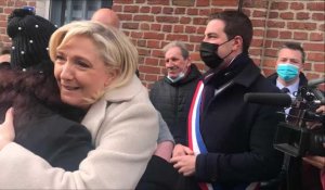 Marine Le Pen dans une cité minière à Bruay