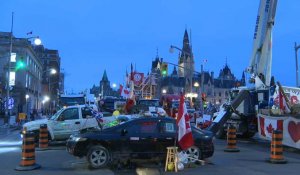 Des camionneurs canadiens protestent devant le Parlement contre l'obligation vaccinale