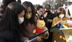 Pékin-2022: les fans du patineur japonais Hanyu regardent son passage sur leurs smartphones