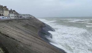 Au Portel, les vagues sont déjà impressionnantes