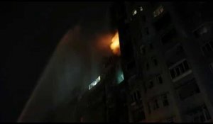 Ukraine: des pompiers sur place après le bombardement d'un immeuble de Kiev