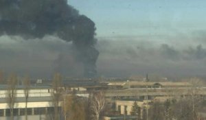 Un épais nuage de fumée s'échappe d'un aéroport militaire ukrainien à Chuguev