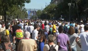 La foule regarde la Sainte Messe du Pape sur un grand écran près de la Place des Héros