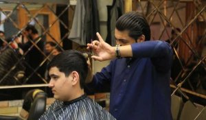 Coiffeurs et barbiers, professions en péril sous les talibans
