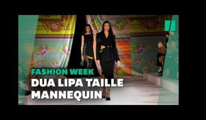 Dua Lipa fait ses débuts sur les podiums au défilé Versace