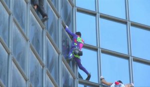Le "spider-man" français escalade une tour de la Défense contre le pass sanitaire