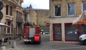 Les pompiers testent le passage de leur fourgon pompe-tonne sur la foire de Sedan