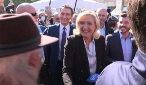 Moselle: Marine Le Pen en campagne sur le marché d'Hayange
