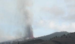 Eruption aux Canaries: le volcan continue de cracher sa lave