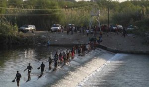 Des migrants traversent le Rio Grande depuis le Mexique vers la frontière américaine