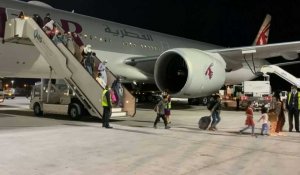 Des passagers du vol de Kaboul débarquent à Doha