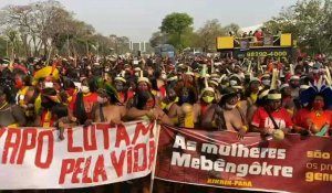 Brésil : des femmes indigènes manifestent pour la protection de leurs terres