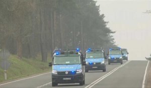 Des fourgons de police arrivent vers la zone d'urgence près de la frontière Pologne-Bélarus