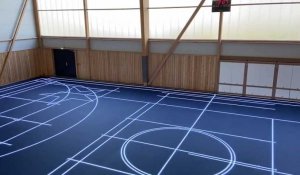 Des lignes lumineuses tracent différents terrains sur le sol du nouveau gymnase pour handicapés de Châlons