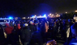 Calais : des associatifs protestent hangar Devot.