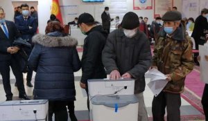Kirghizstan: les premiers électeurs votent aux législatives