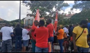 Guadeloupe: rassemblement devant la sous-préfecture pendant la réunion avec Lecornu