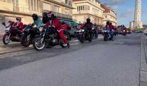 Calais : les pères Noël défilent à moto