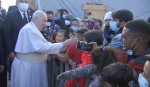 Le pape François à la rencontre de migrants dans le camp de Mavrovouni sur l'île de Lesbos