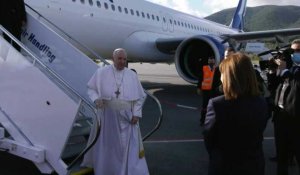 Le pape François arrive sur l'île grecque de Lesbos