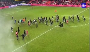 Envahissement de terrain des supporters du Standard: le match contre Charleroi arrêté par l'arbitre