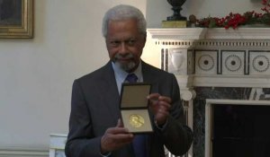 Abdulzarak Gurnah reçoit son prix Nobel de littérature à Londres