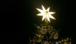 Le Vatican illumine un sapin de Noël et une crèche sur la place Saint-Pierre