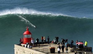 Un surfeur miraculé dans les vagues immenses de Nazaré au Portugal