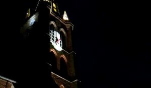 Le père Noël descend de la tour de l'église Saint-Eloi, à Hazebrouck