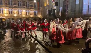 Charleville-Mézières: le père Noël arrive place Ducale... en rappel