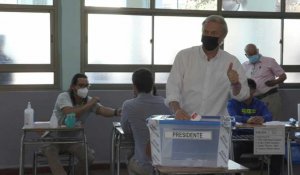 Election au Chili: le candidat Jose Kast vote dans le fief familial
