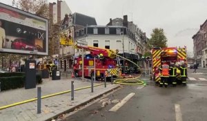 Arras : le café Paul en proie aux flammes, les sapeurs-pompiers toujours sur place