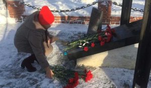 Accident dans une mine en Sibérie: les habitants déposent des fleurs