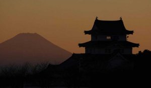 Japon: coucher de soleil sur le château de Sekiyado et le mont Fuji