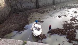 Calais: un bateau échoué à l'entrée du bassin du Paradis