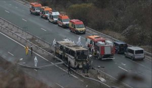 Les secours sur les lieux de l'accident de bus qui a tué 46 personnes en Bulgarie